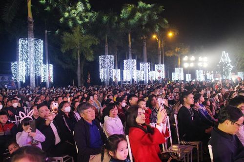 Chương trình nghệ thuật thu hút hàng nghìn người dân và du khách.