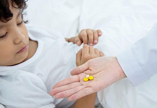 Thuốc kháng sinh cần sử dụng thận trọng khi trẻ bị viêm VA, đảm bảo đúng loại thuốc, đúng liều lượng và đúng chỉ định - Ảnh: ST