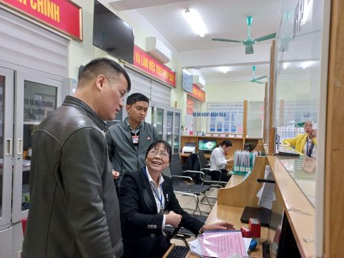Các thành viên Đoàn kiểm tra công vụ thành phố kiểm tra việc tiếp nhận, giải quyết hồ sơ tại bộ phận "một cửa" của UBND phường Phú Lãm.
