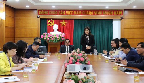 Phó Chủ tịch UBND quận Hà Đông Phạm Thị Hòa phát biểu tiếp thu các ý kiến của Đoàn kiểm tra công vụ thành phố.