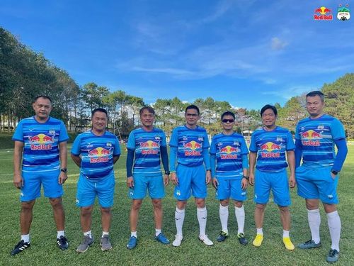 HLV Nguyễn Văn Đàn (thứ 3 từ trái sang). ảnh HAGL FC