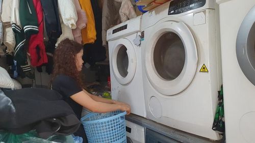 Cửa hàng giặt là của gia đình chị Nguyễn Ngọc Hà cũng hoạt động hết công suất trong những ngày trời nồm ẩm.