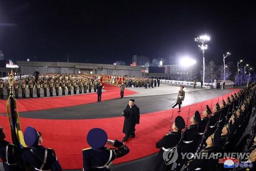 Ông Kim Jong Un kiểm tra một đội danh dự trong cuộc duyệt binh tại Quảng trường Kim Nhật Thành đêm 8/2. Ảnh: Yonhap.