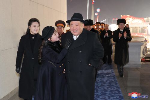 Nhà lãnh đạo Triều Tiên Kim Jong Un cùng phu nhân Ri Sol Ju và con gái Kim Ju Ae tham dự lễ duyệt binh kỷ niệm 75 năm thành lập Quân đội Nhân dân Triều Tiên tại thủ đô Bình Nhưỡng. Ảnh: KCNA/Reuters.