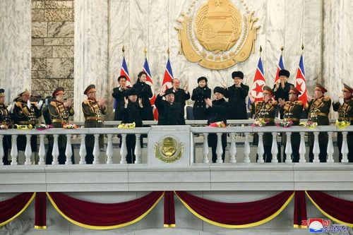 Ông Kim Jong Un và gia đình đứng trên khán đài. Ju Ae đứng bên cạnh các quan chức quân sự và lãnh đạo cấp cao đảng Lao động Triều Tiên. Ảnh: KCNA/Reuters.