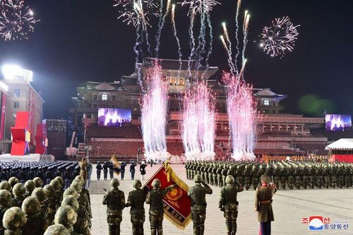 Bức ảnh do KCNA đăng tải về buổi lễ duyệt binh tại Quảng trường Kim Nhật Thành của Triều Tiên tối 8/2.