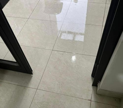Nhà lau thường xuyên nên bà Tuyết phải bật điều hòa và quạt liên tục để sàn mau khô.
