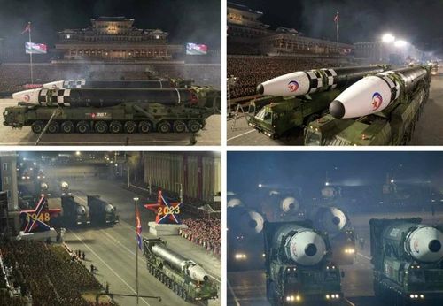 Đội hình gồm 11 hệ thống tên lửa Hwasong-17 tham gia duyệt binh đêm 8/2. (Ảnh: NK News)
