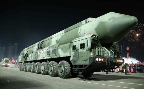Bên cạnh tên lửa ICBM Hwasong-17, Triều Tiên còn giới thiệu một mẫu tên lửa đạn đạo liên lục địa mới. (Ảnh: NK News)