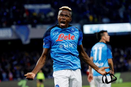 Osimhen là cầu thủ châu Phi đắt nhất lịch sử với giá 75 triệu euro. Napoli từng bị chỉ trích khi chi số tiền quá lớn để có tiền đạo sinh năm 1998 từ Lille. Dù vậy, Osimhen cứ duy trì phong độ hiện tại, Napoli sẽ lãi to khi thực hiện vụ chuyển nhượng. Ngoài MU, Arsenal và Tottenham cũng cạnh tranh chữ ký của Osimhen.
