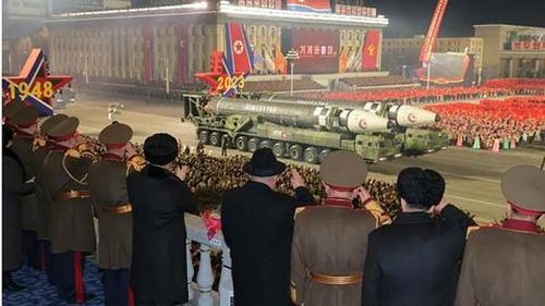 Ông Kim cùng các lãnh đạo Triều Tiên tại buổi lễ duyệt binh - Ảnh: Rodong Sinmun
