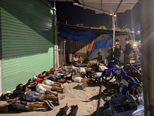 Nhóm thanh niên tụ tập cổ vũ, đua kéo xe bị cảnh sát bắt giữ. Ảnh: Minh Anh.