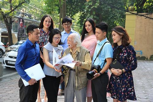 Cụ Tôn Đức Lượng cùng các cán bộ, phóng viên của Tiền Phong các thế hệ tiếp nối 