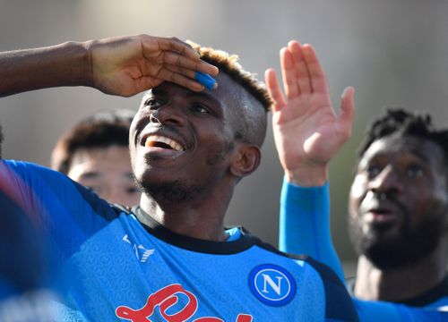 Victor Osimhen (17 bàn) dẫn đầu danh sách vua phá lưới ở Serie A. Một cầu thủ khác của Napoli cũng góp mặt trong top 5 là Khvicha Kvaratskhelia. Anh có 9 pha lập công cho đội bóng xứ Naples sau 18 trận.