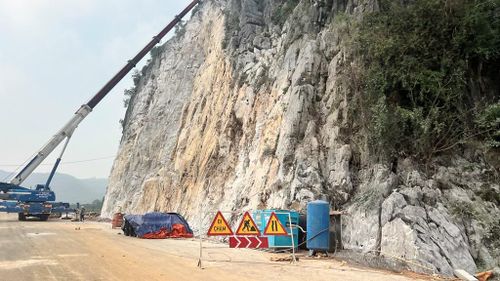 Các nhà thầu đang xử lý một hạng mục trên tuyến cao tốc Mai Sơn - Quốc lộ 45. Ảnh: CTV/BNEWS/TTXVN