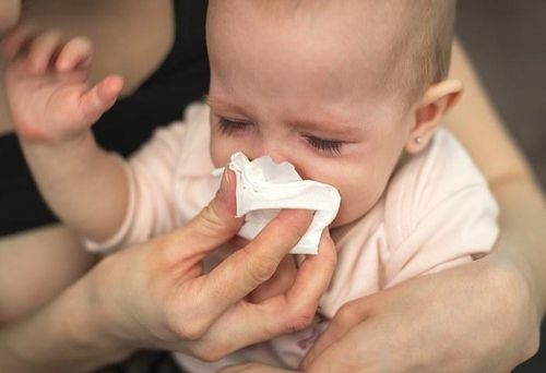 Ho, sốt, sổ mũi là những triệu chứng phổ biến của bệnh lý cảm cúm ở trẻ sơ sinh - Ảnh Internet.