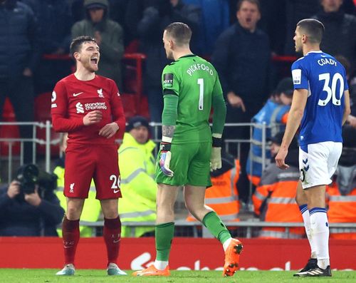 Những phút cuối, cầu thủ hai đội xô xát sau tình huống tiểu xảo của Andrew Robertson. 2-0 là tỷ số cuối cùng của trận derby Merseyside.