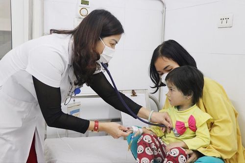 Bác sĩ Trần Thị Kim Anh – Trưởng khoa Nhiệt đới, Bệnh viện Đa khoa Hà Đông khám cho bệnh nhân nhi.