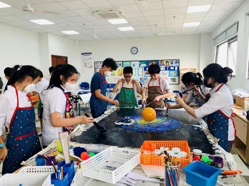 Học sinh Phenikaa School làm việc nhóm trong lớp mỹ thuật