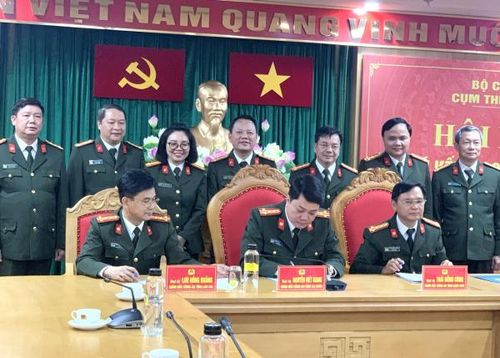 Đại diện lãnh đạo Công an 7 tỉnh trong Cụm thi đua số 2 Bộ Công an ký kết giao ước thi đua "Vì An ninh Tổ quốc" năm 2023.
