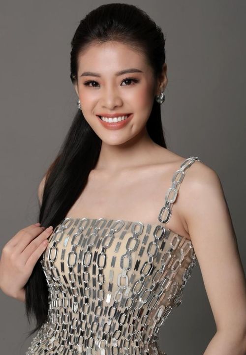 Nữ ca sĩ vốn yêu thích bolero, từ nhỏ thần tượng ca sĩ Phi Nhung. Ngoài dòng nhạc sở trường, cô còn thử sức ở nhiều thể loại âm nhạc khác nhau cùng khả năng diễn, múa và phối bè.