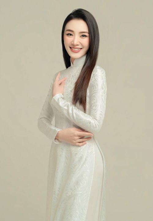 Một trong những yếu tố khiến Tú Tri lọt vào mắt xanh Lý Hải là khả năng võ thuật. Nữ ca sĩ từng nhận huy chương vàng Taekwondo và Vovinam ở các giải thi đấu trẻ.