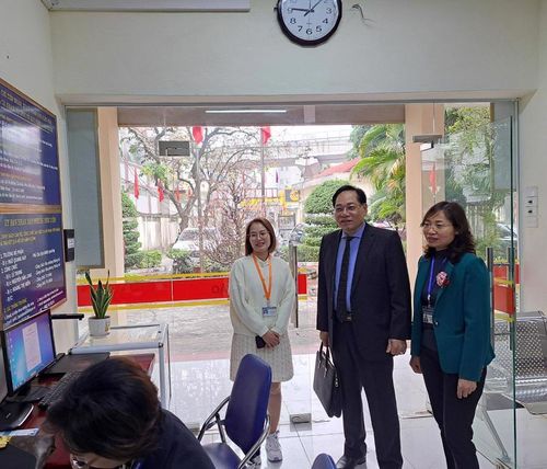 Phó Giám đốc Sở Nội vụ Hà Nội Đinh Mạnh Hùng chủ trì Đoàn kiểm tra công vụ TP Hà Nội tiến hành kiểm tra đột xuất bộ phận một cửa UBND phường Phúc Diễn (quận Bắc Từ Liêm).