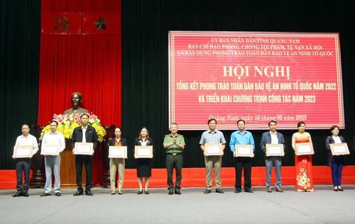 Thiếu tướng Nguyễn Đức Dũng trao Giấy khen cho các tập thể, cá nhân.