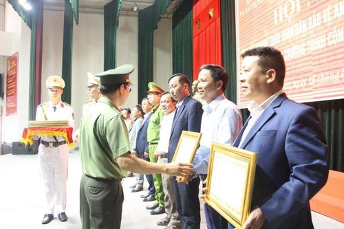 Thừa ủy quyền, Đại tá Trần Quý Trường trao Bằng khen của Bộ trưởng Bộ Công an cho các tập thể.