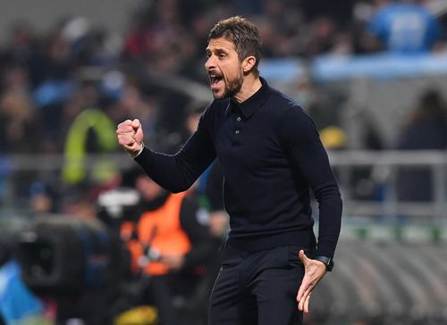  Những phút cuối hiệp một, HLV Sassuolo ăn mừng sau khi chứng kiến Armand Lauriente chọc thủng lưới Napoli sau một pha phối hợp ăn ý ở trung lộ. Tuy nhiên, VAR vào cuộc và từ chối công nhận bàn thắng của chủ nhà vì lỗi việt vị. 