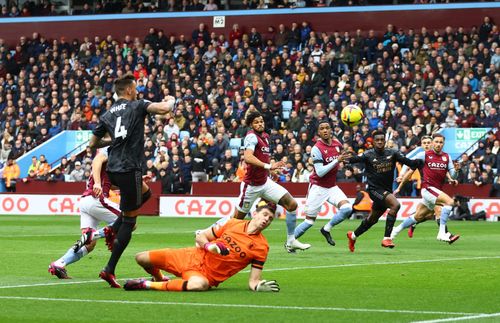 Sofa Score chấm Martinez 5,9 điểm, thấp nhất đội hình Aston Villa khi gặp Arsenal. Ảnh: Reuters.