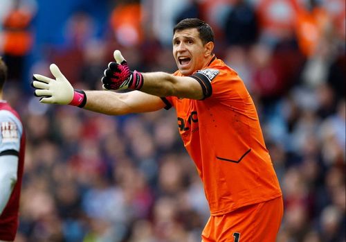 Martinez trở thành tội đồ của Aston Villa ở trận thua Arsenal. Ảnh: Reuters.