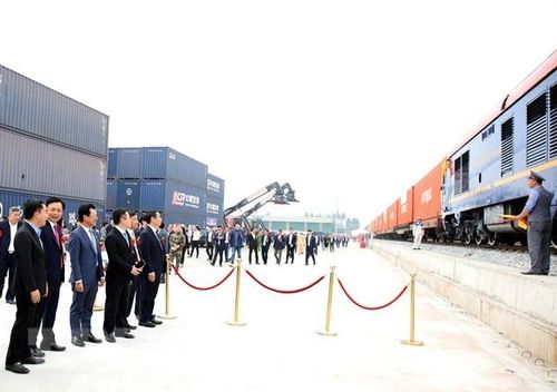 Các đại biểu chứng kiến chuyến tàu liên vận quốc tế đầu tiên khởi hành từ ga Kép. (Ảnh: Đồng Thúy/TTXVN)