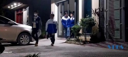 Học sinh THCS tham gia một lớp học thêm buổi tối trên phố Trịnh Tùng, phường Đông Vệ (TP Thanh Hóa).
