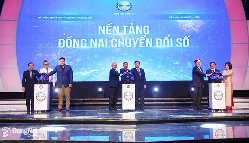 Các đại biểu thực hiện nghi thức ra mắt nền tảng số - ứng dụng Đồng Nai CĐS.