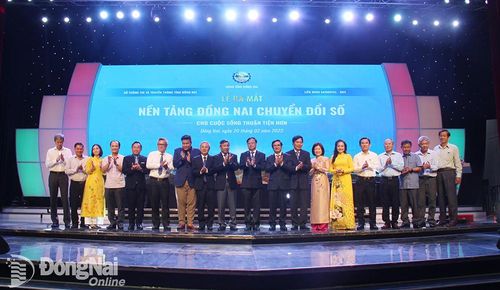 Lãnh đạo tỉnh cùng đại điện các sở, ngành, đơn vị, địa phương, khách mời chúc mừng ứng dụng Đồng Nai CĐS chính thức ra mắt.