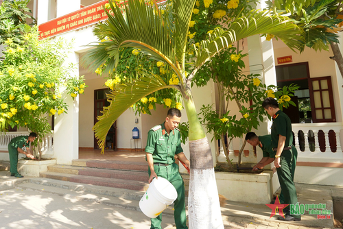 Cán bộ, chiến sĩ Đại đội 12, Tiểu đoàn 4 chăm sóc vườn hoa, cây cảnh xung quanh đơn vị.