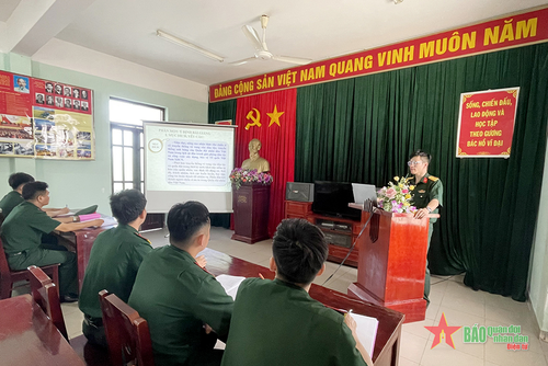 Thông qua giáo án của Tổ cán bộ giảng dạy chính trị đối tượng hạ sĩ quan, binh sĩ ở Lữ đoàn 293.