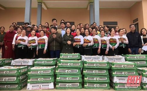 Đại diện lãnh đạo Hội LHPN tỉnh, Hội LHPN huyện Bá Thước và địa phương trao gà giống, thức ăn chăn nuôi cho HTX chăn nuôi tổng hợp do phụ nữ làm chủ tại xã Lương Ngoại.