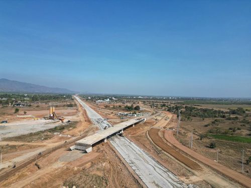 Cầu vượt đã làm xong nhưng thiếu đất đắp làm đường dẫn lên cầu.