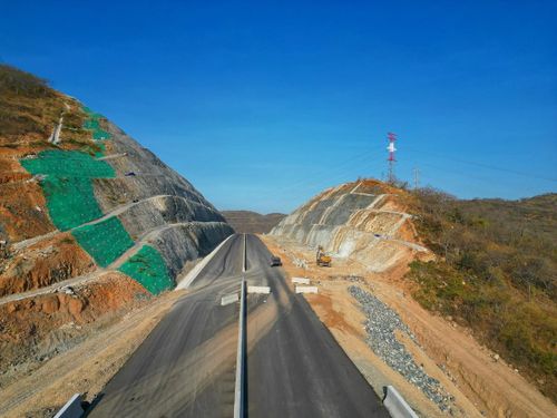 Đoạn xẻ núi trên địa bàn huyện Tuy Phong.