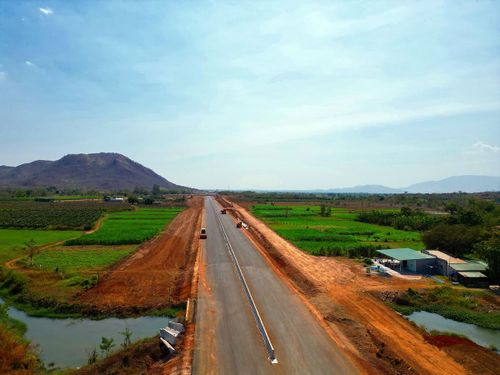 Nhiều đoạn mặt đường đã hoàn chỉnh nhưng thiếu đất đắp làm đường gom dân sinh.