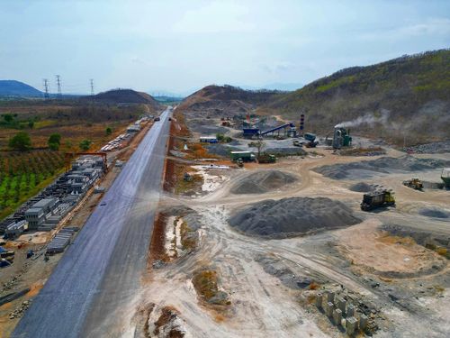 Thiếu đất đắp là nỗi lo lớn của dự án này.