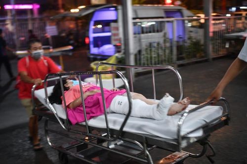 Bệnh nhân cấp cứu được chuyển đến Bệnh viện Chợ Rẫy. Ảnh: Duy Hiệu.