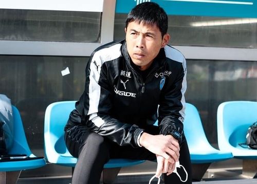  HLV Shuhei Yomoda thừa nhận khó khăn khi lựa chọn 18 trong 39 cầu thủ trong danh sách ra thi đấu. Ảnh: Yokohama FC. 
