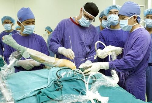 Các bác sĩ thực hiện ca phẫu thuật cho bệnh nhân. (Ảnh minh họa)