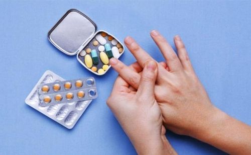 Người bệnh gout cần tuân thủ chỉ định dùng thuốc của bác sĩ để tránh hệ lụy.