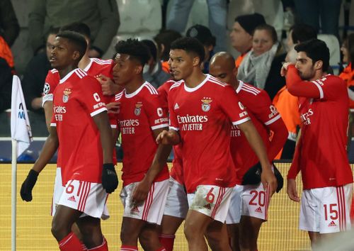 Goncalo Ramos, chân sút trẻ từng lóe sáng ở World Cup 2022, đang là đầu tàu trên hàng công Benfica. Bên cạnh đó, đội bóng của HLV Roger Schmidt còn sở hữu nhiều mũi nhọn biết cách ghi bàn khác như Joao Mario, Rafa Silva, Goncalo Guedes hay David Neres.