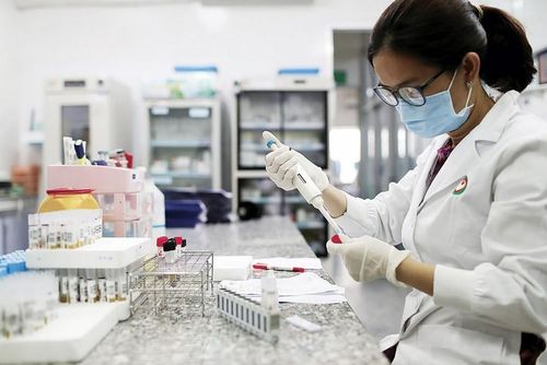 Cán bộ y tế làm việc tại phòng xét nghiệm.