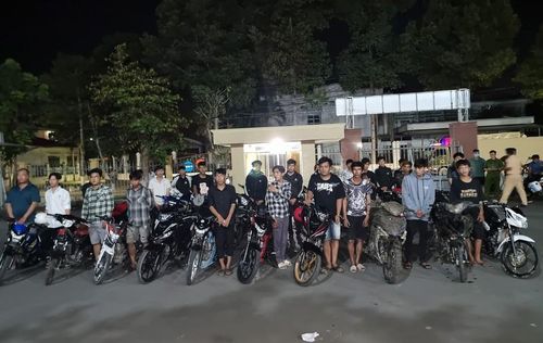 Nhóm thanh thiếu niên tham gia đua xe trái phép bị bắt.